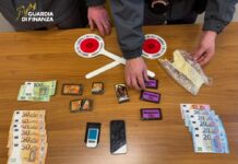 Urbino – Hashish e cocaina in auto a Canavaccio: arrestato 21enne, sequestrati oltre 500 grammi di droga