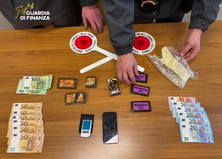 Urbino – Hashish e cocaina in auto a Canavaccio: arrestato 21enne, sequestrati oltre 500 grammi di droga