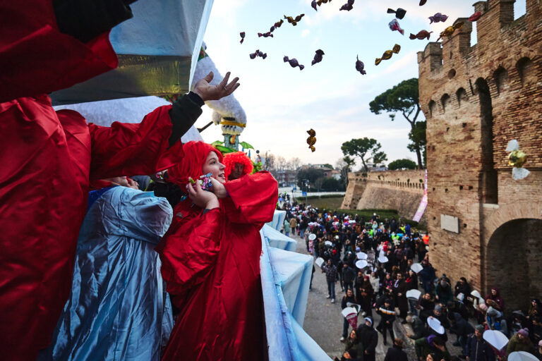 Gran finale per il Carnevale di Fano 2026: domenica l’ultima sfilata e il DJ set in piazza