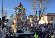 Carnevale di Fano 2026, chiusura trionfale: folla record e 90 quintali di dolciumi per l’ultima domenica