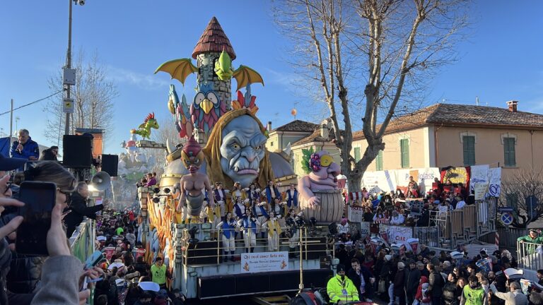 Carnevale di Fano 2026, chiusura trionfale: folla record e 90 quintali di dolciumi per l’ultima domenica