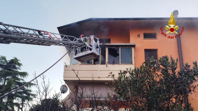 Incendio all’ultimo piano di una palazzina: paura a Colli al Metauro
