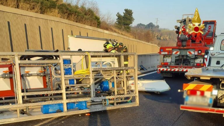 Pesaro, incidente sull’A14 in direzione nord: intervengono i Vigili del Fuoco, autogru in azione