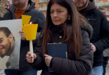 Omicidio Panzieri, fiaccolata a Pesaro per ricordare Pierpaolo. La madre: «Lo cerco ogni giorno negli occhi delle persone» (VIDEO)