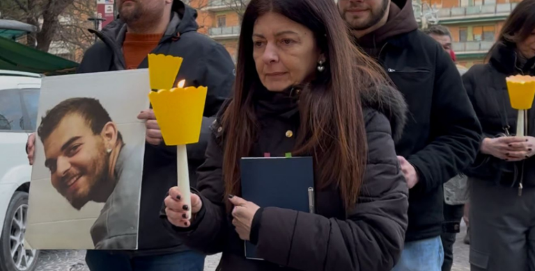 Omicidio Panzieri, fiaccolata a Pesaro per ricordare Pierpaolo. La madre: «Lo cerco ogni giorno negli occhi delle persone» (VIDEO)