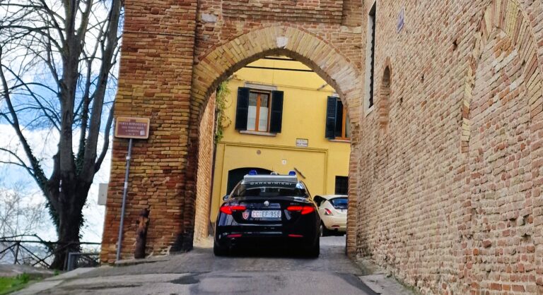 Jesi – Aggredisce i Carabinieri in un bar, arrestato 26enne