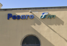 Incendio vicino alla stazione di Pesaro: treni sospesi e ritardi fino a 90 minuti