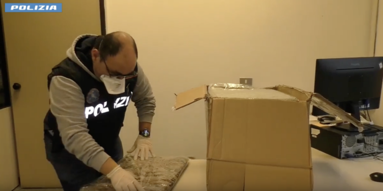Pesaro – Droga nascosta nei tessuti per la casa: arrestato un 57enne