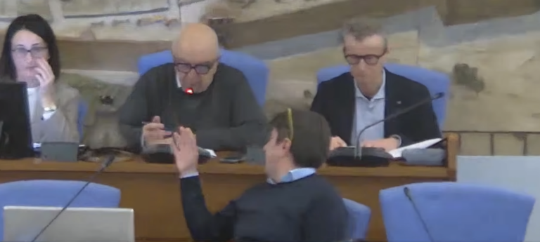 Scintille e urla in consiglio comunale a Pesaro, il centrodestra: «Biancani sempre più nervoso tenta di imbavagliare l’opposizione» (VIDEO)