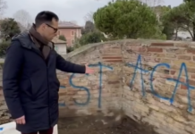 Fano, imbrattate le mura storiche del Pincio. Serfilippi: «La giustizia farà il suo corso»