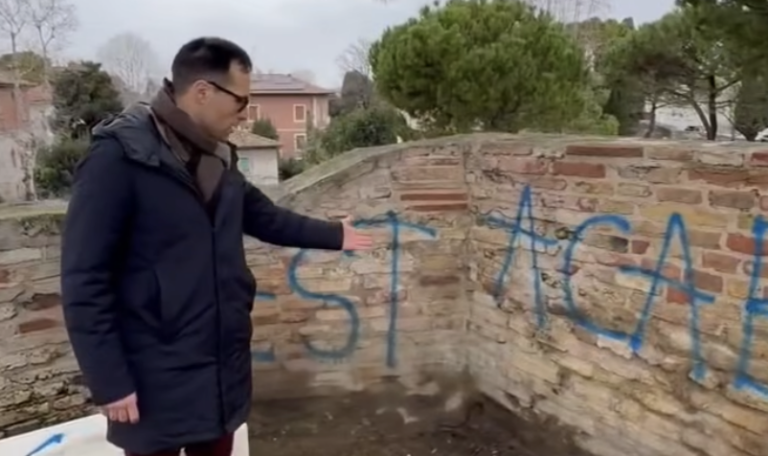 Fano, imbrattate le mura storiche del Pincio. Serfilippi: «La giustizia farà il suo corso»