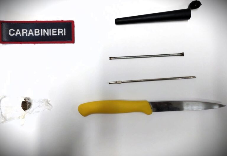 Fabriano – Controllo dei Carabinieri: denunciato 38enne, sequestrati coltello e arnesi da scasso