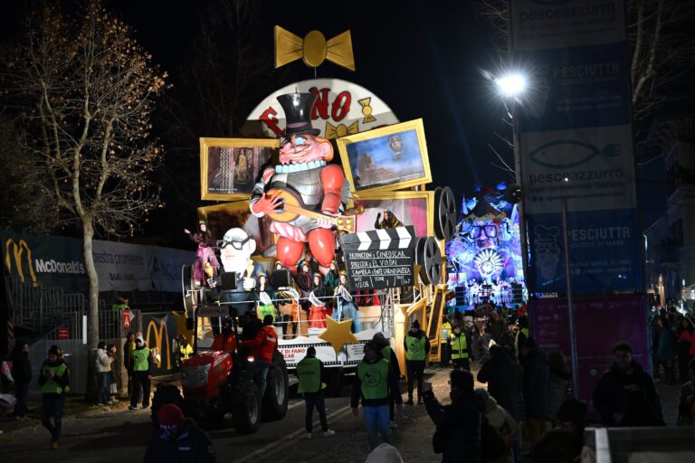 Carnevale di Fano pronto per una seconda domenica da tutto esaurito. Dai carri allegorici alla Basilica di Vitruvio un’intera città vestita a festa