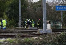 Incendio vicino alla stazione di Pesaro: treni sospesi e ritardi fino a 90 minuti