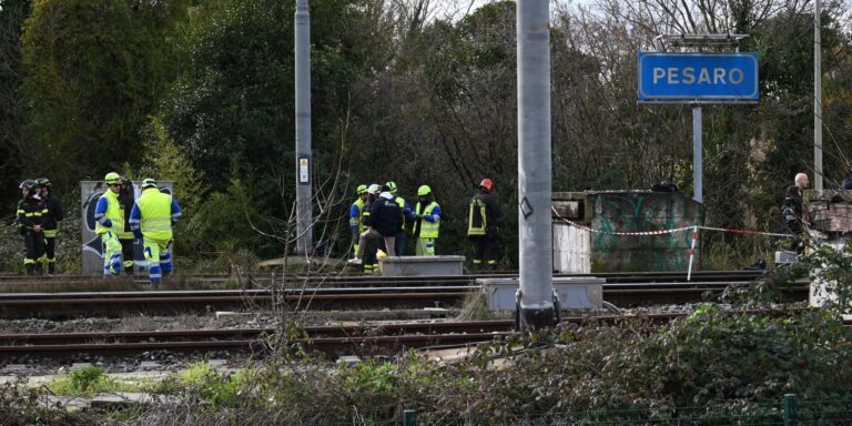 Incendio vicino alla stazione di Pesaro: treni sospesi e ritardi fino a 90 minuti (FOTO E VIDEO)