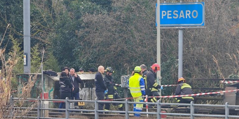 Incendio doloso sulla linea ferroviaria di Pesaro, inchiesta su possibile sabotaggio anarchico