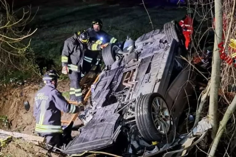 Perde il controllo dell’auto e finisce nella scarpata: muore 19enne di Vallefoglia