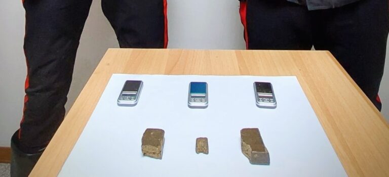 Hashish e bilancini in camera da letto: denunciato 22enne a Fabriano