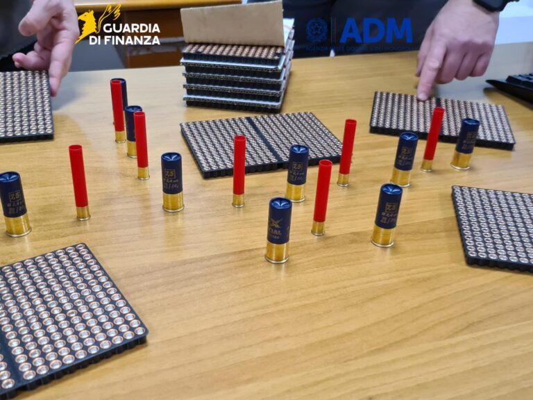 Ancona, milioni di detonatori su un traghetto passeggeri: maxi sequestro al porto (FOTO)