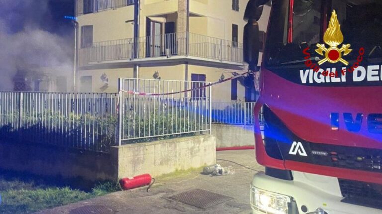 Paura a Monte Porzio: fiamme in un garage, evacuata una famiglia di otto persone