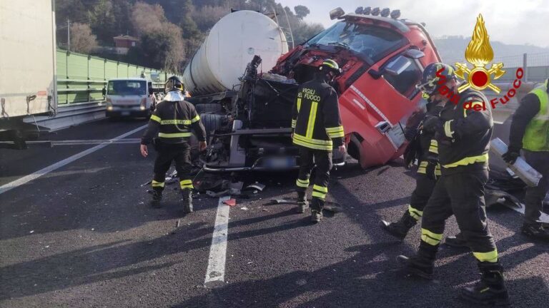 Scontro tra due tir in A14 vicino a Grottammare: traffico rallentato