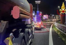 Incendio nella notte sull’A14: in fiamme un autoarticolato nell’area di servizio a Pesaro