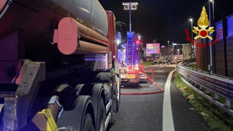 Incendio nella notte sull’A14: in fiamme un autoarticolato nell’area di servizio a Pesaro