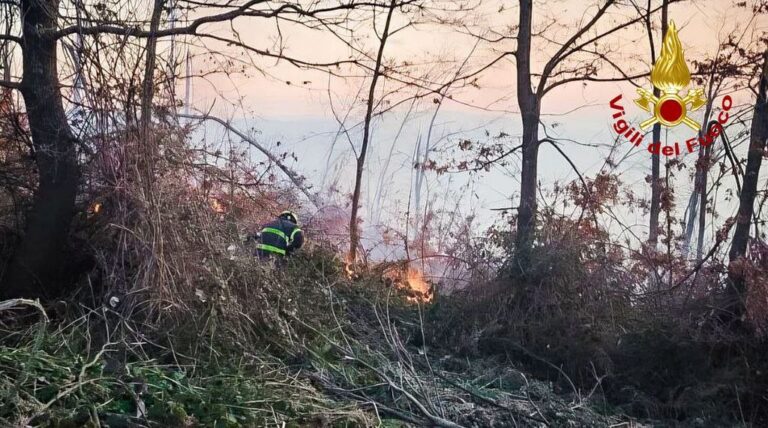 Incendio boschivo a Cagli, fiamme al confine con l’Umbria: intervento dei Vigili del Fuoco