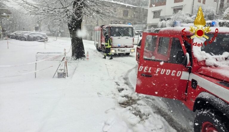 Maltempo nelle Marche: 15 interventi dei VVF nel Pesarese, neve anche domani