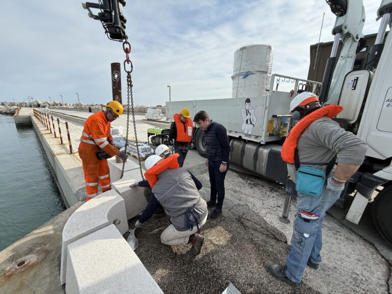Pesaro, via i paletti arrugginiti del molo. Posizionate le banchine in cemento