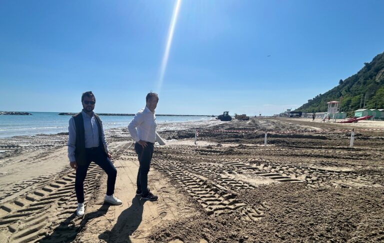 Pesaro – Spiagge a rischio, Pozzi attacca: «La Regione blocca tutto, stagione compromessa»