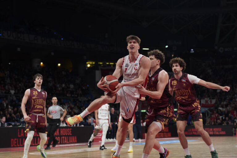 Intensa, determinata e da applausi: alla Vitrifrigo Arena la VL batte la Juvi Cremona 76-64 ed è capolista in solitaria!