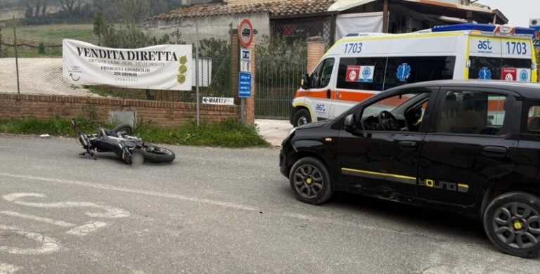 Fano, incidente tra auto e scooter sulla Flaminia a Rosciano (FOTO)