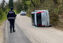 Incidente a Carignano, auto si ribalta: ferita una donna di 54 anni