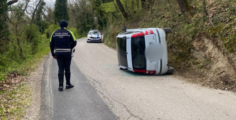 Incidente a Carignano, auto si ribalta: ferita una donna di 54 anni