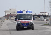 Pesaro, scivola mentre lava la barca al porto: ferito alla gamba