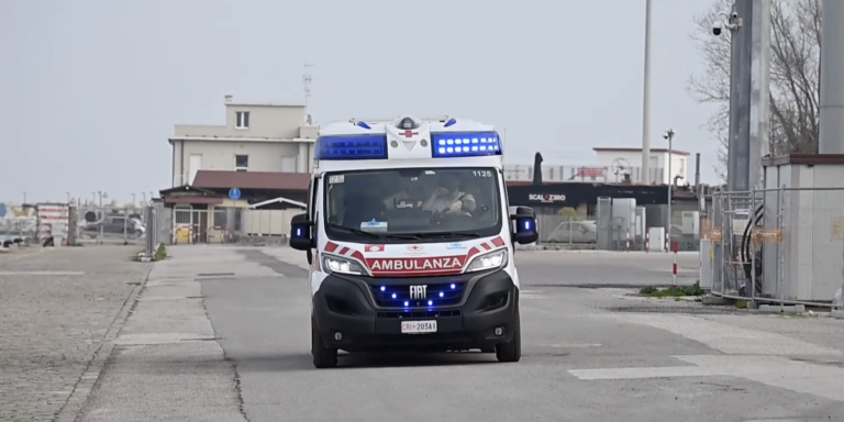 Pesaro, scivola mentre lava la barca al porto: ferito alla gamba