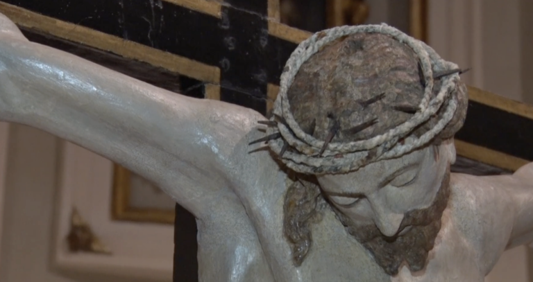 Cantiano, restituito alla comunità il Crocifisso restaurato della collegiata di San Giovanni Battista
