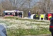 Pesaro, scontro tra due auto alla rotatoria di Celletta: una vettura si ribalta, ferita una donna