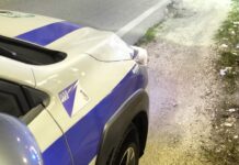 Fano, colpito dallo specchietto di un’auto mentre attraversa: 50enne in ospedale