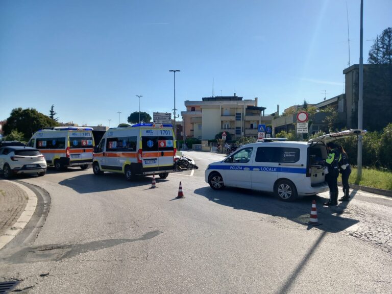 Fano – Incidente alla rotatoria di Sant’Orso: due motociclisti in ospedale