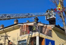 Monte Porzio, incendio in casa: fiamme dalla canna fumaria al tetto