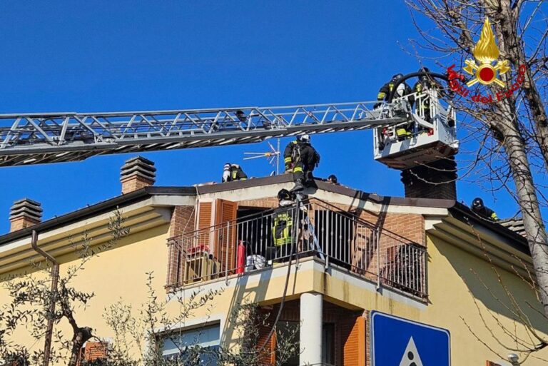 Monte Porzio, incendio in casa: fiamme dalla canna fumaria al tetto