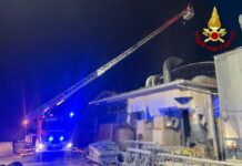 Incendio in un’azienda del legno a Petriano: intervento notturno dei Vigili del Fuoco