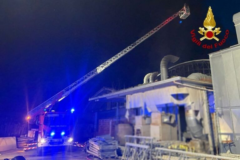 Incendio in un’azienda del legno a Petriano: intervento notturno dei Vigili del Fuoco