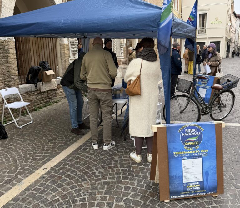 Gazebata di Roberto Vannacci: 200 firme in due giorni a Pesaro