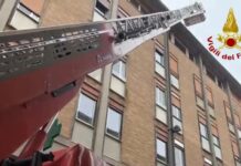 Paura a Pesaro, cornicione a rischio caduta: intervengono i Vigili del Fuoco