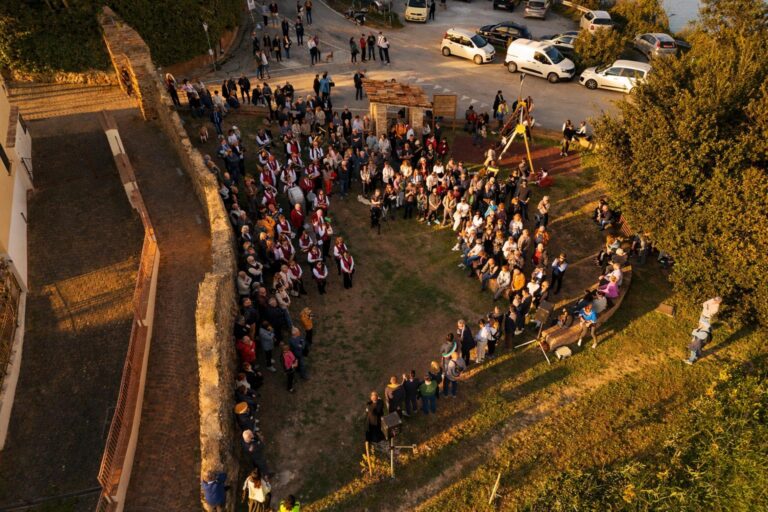 Casteldimezzo ritrova le sue mura storiche: inaugurato il restauro tra festa e partecipazione