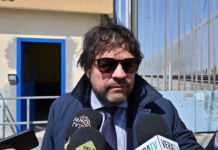 Accoltellamento in famiglia a Fano, convalidato l’arresto del figlio 20enne. Il suo avvocato: «Un raptus, ha chiesto scusa»