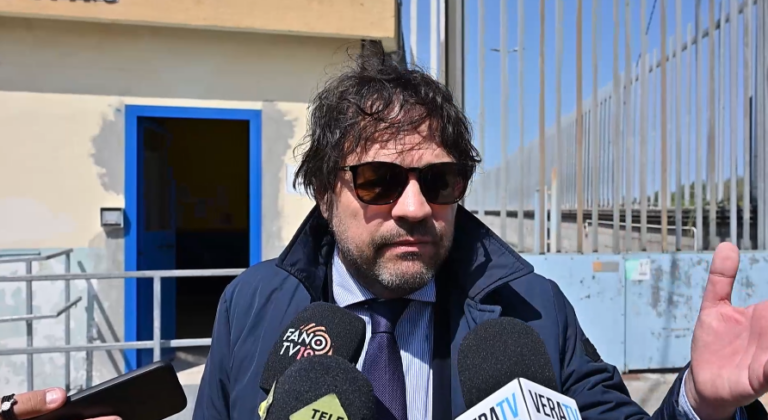 Accoltellamento in famiglia a Fano, convalidato l’arresto del figlio 20enne. Il suo avvocato: «Un raptus, ha chiesto scusa»